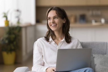 Genç ve güzel bir kadın hafta sonunu internette sörf yaparak, internette sohbet ederek, evdeki kanepede oturarak ve kucağında kablosuz bilgisayarla geçirir. Modern teknoloji kullanımı, tele çalışma, ecommerce müşterisi