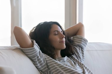 Güzel bir kadın kanepeye uzanır, ellerini başının arkasına koyar, kapatır, hafta sonunu yalnız geçirir, sessizliğin tadını çıkarır, içeride klima sistemi, evde sessiz ev aletleri. Hayaller konsepti