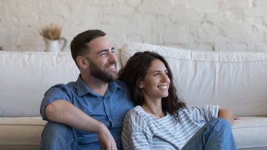 Hayalperest çok ırklı bir çift, beyaz bir koca, İspanyol güzel bir eş oturma odasında dinleniyor ve uzaklara bakıyor yeni evinde mutlu hayaller kuruyor. İlişkiler, aşk kavramı