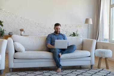 Adam gününü evde modern dizüstü bilgisayarla geçiriyor, gülümsüyor sosyal medyada keyifli sohbetler yapıyor, mal alıyor, kablosuz bilgisayarla kanepeye rahatlık siparişi veriyor. Teknoloji, iş, serbest meslek kavramı