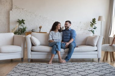 Gülümseyen milenyum çifti kanepeye oturur keyifli sohbetlerin tadını çıkarır, hafta sonlarını modern evde birlikte geçirir, boş zamanlarını ya da kiralık dairede romantik bir randevu geçirirler. Kiracılık, ilişkiler konsepti