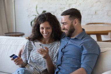 Mutlu çift internet üzerinden kredi kartı ve akıllı telefon kullanıyor. E-ticaret müşterileri elektronik alışverişin tadını çıkarıyorlar, ani para transferi, e-banka başvurusu, güvenli ödeme kavramının keyfini çıkarıyorlar.