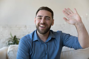 Yüz yıllık yakışıklı sakallı adam video görüşmesi yapıyor. Ailesini ya da arkadaşını kameraya bakarak selamlıyor. Evde sanal buluşma olayı, modern teknoloji, uzaktan iletişim konsepti