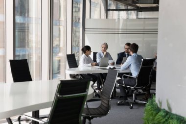 Sofrada çeşitli yoğun iş grupları toplantısı, proje üzerinde birlikte çalışmak, başlangıç, müzakere, modern şirket ofisinde beyin fırtınası, ortak çalışma alanı, geniş çekim