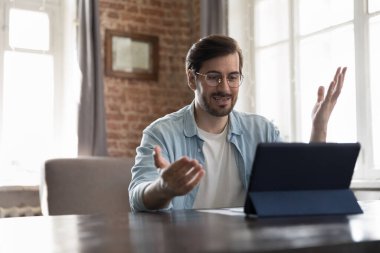 Çevrimiçi öğretmen Webinar veriyor, dersleri açıklıyor, bilgisayarda konuşuyor, öğrenim konferansı düzenliyor. Blogger video kaydı, izleyicilerle sohbet, iletişim için tablet kullanma