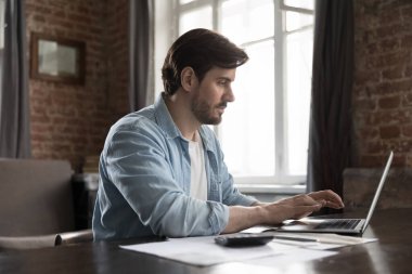 Ev faturalarını ödeyen odaklı kiracı, dizüstü bilgisayarda online ödeme uygulaması kullanıyor, kira ve ipotek ücretlerini kontrol ediyor. Milenyum işadamı, girişimci iç işlerinde mali evrak işleriyle uğraşıyor.