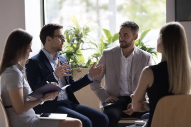 Ciddi, kendine güvenen bir işadamı ofis toplantısında iş arkadaşlarıyla konuşuyor, proje fikrini açıklıyor. Bir grup stajyer eğitmen. İş arkadaşları daireler çiziyor, beyin fırtınası yapıyorlar.