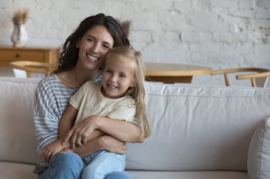 Mutlu anne kucağında kucağında tatlı bir kız çocuğu, sevgi, şefkat, bağlılık, başka tarafa bakmak, gülümsemek, poz vermek, annelikten keyif almak, aile eğlencesi.