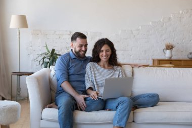 Milenyum boyunca evde dizüstü bilgisayarda film izleyip, video konuşarak, internet üzerinden eğlenerek, internet iletişimi kurarak, dinlenerek, kanepede oturarak mutlu yıllar dilerim.