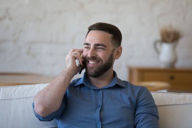 Mutlu bin yıllık cep telefonu kullanıcısı aramaktan, konuşmaktan, keyiften, keyiften, akıllı telefondan konuşmaktan, kanepede oturmaktan, başka yere bakmaktan, eğlenmekten, iletişime geçmekten hoşlanıyor.,