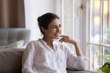 Modern evdeki rahat kanepede dinlenirken, rahat hayallerin ve kaygısız hafta sonu eğlencelerinin tadını çıkarırken, evde yalnız başına vakit geçirirken, binlerce yıllık rüya gibi genç Hintli kadın gülümsüyor.