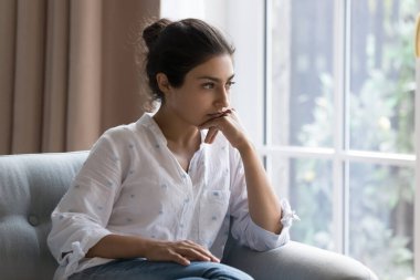 Üzgün Hintli kadın endişeli görünüyor, şaşkın hissediyor, düşünüyor, zor bir hayatta çözüm arıyor, evde tek başına oturmaktan çekiniyor. İlişki sorunları, ayrılık ve evlilik.