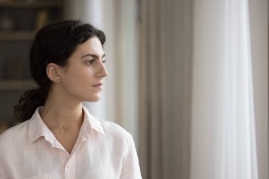 Bin yıllık düşünceli İspanyol iş kadını, pencereden bakan girişimci, gelecek vizyonu, hırslı kariyeri, planı, hedefleri, karar vermeyi düşünen. Ev resmi