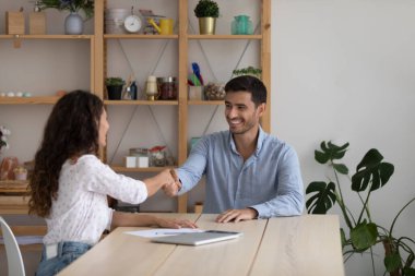 Müşteri toplantıdan sonra tokalaşma konusunda uzmanına teşekkür ediyor. İşverenin mülakattan sonra aday alması, ekibe hoş geldin demesi, el sıkışması. Profesyonel bir iş.