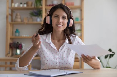 Mutlu kadın iş öğretmeni, koç, blogcu vesikalık resmi. İş kadını video konferansında konuşuyor, mikrofona konuşuyor, kameraya bakıyor, gülümsüyor.