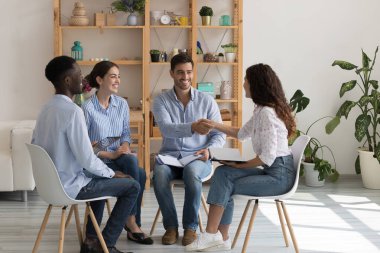 İş dünyasının çeşitli çalışanları şirket toplantısında el sıkışıyor ve iyi iş sonuçlarını tartışıyorlar. Grup terapisi arkadaşları danışmanlığın başarısını kutluyor, minnettarlıklarını dile getiriyorlar.