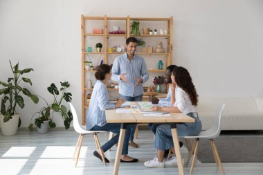 Genç akıl hocası, iş koçu bin yıllık çeşitli stajyerler, atölye çalışması. Kendine güveni tam bir proje lideri toplantıda çalışanlara konuşuyor, çalışma grubunu motive ediyor. Liderlik kavramı