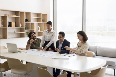 Banka departmanının çok ırklı çalışanları başarılı bir projeden sonra istatistik materyallerini analiz eder. Çeşitli yatırımcılar finans analistleri takım kriterleme sonuçları mükemmel başlangıç perspektiflerinin keyfini çıkarın