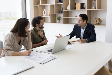 Hint kökenli genç bir adam, modern ofisteki müşterilere iş sözleşmesi belgelerini danışarak yasal danışmanlık yaptı. Başarılı iş adamı, ilgili yatırımcılarla başlangıç projesini görüşüyor