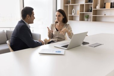 Yaşlı İspanyol kadın kendine güvenen uzman Hintli erkek stajyer işyeriyle tecrübelerini paylaşıyor. Kıdemli satıcı kadın muhasebeci hukuk danışmanı genç meslektaşa danışmanlık iş sorununu çözmeye yardım ediyor