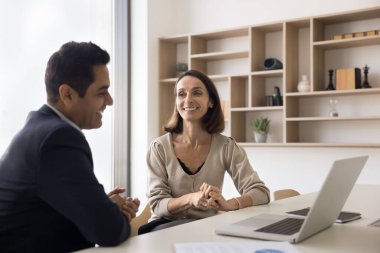 İki farklı iş arkadaşı, yaşlı Latin kadın akıl hocası genç Hintli erkek stajyer takım çalışması yapıyor ve birlikte mutlu bir çözüm buluyorlar. Gülümseyen öğretmen ve öğrenci laptopta sohbetin tadını çıkarıyorlar