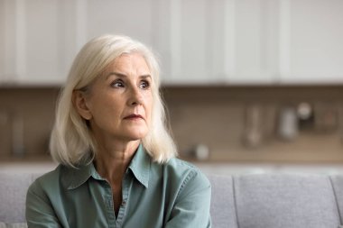 Düşünceli olgun bir kadın kanepeye oturur ve uzaklara bakar, derin düşüncelere dalıp, eski anılarını yad eder, yetişkin çocukları özler, kendini yalnız ve terk edilmiş hisseder. Keder, melankoli, nostalji