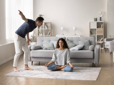 Hüsrana uğramış koca, meditasyon yapan karısına bağırıyor, Lotus pozu veriyor, gözleri kapalı, parmağıyla işaret ediyor. Genç çift kavga ediyor, kavga ediyor, ayrılacak.