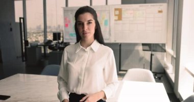 İş yerinde poz veren güzel İspanyol iş kadını. İK yöneticisi, şirket patronu ya da pazarlama koordinatörünün profili. Profesyonel meslek, mali analist veya öğretmen portresi