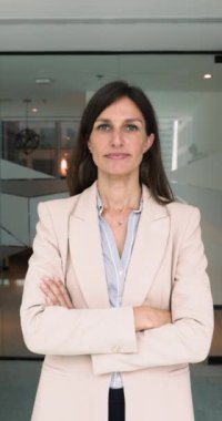 Modern ofiste poz veren çekici bir iş kadınının dikey portresi, özgüven, profesyonellik, profesyonel iş başarıları, liderlik pozisyonu ve kariyer promosyonu ile gurur duyuyor.