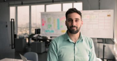 Erkek çalışanın portresi, modern işyerinde poz veren profesyonel ofis çalışanı kameraya bakın, iyimser bir ruh hali içinde olun, kariyer gelişiminin ya da iş yerinde terfi almanın keyfini çıkarın. İş dünyası