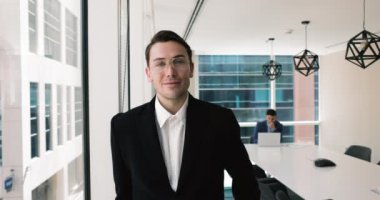 Takım elbiseli, gözlüklü, kurul odasında poz veren, kameraya bakan, başarılı projenin tamamlanmasından ya da başlatılmasından dolayı gururlu ve memnun hisseden bin yıllık şık erkek tasarımcının portresi. Kariyer