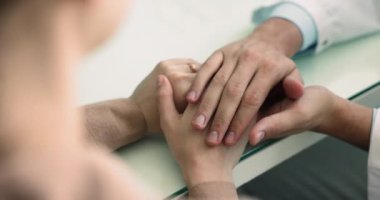 Hasta ellerinin nazik erkek doktor dokunuşu, onun acı ve ıstırabını anlamak, empati ifade etmek, hastanede buluşmada teselli etmek, prosedürden önce kadınları teşvik etmek, teşvik etmek ve motive etmek