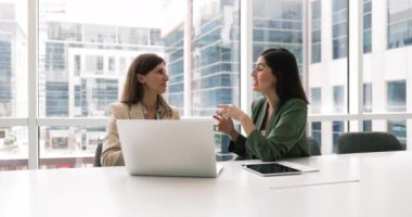 Yönetim kurulundaki iki iş kadını yaklaşan proje için stratejik planları tartışıyor, mali raporları analiz ediyor, stratejiyi değerlendiriyor, iş süreçlerini veya son pazar eğilimlerini iyileştirmek için yeni fikirler üretiyor