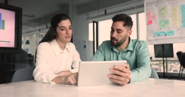 İki erkek meslektaşımız ortak görev tamamlama konusunda fikir alışverişinde bulundular. İşbirliği ve veri analizinde bulundular. Satış yöneticisi istemciye danışma sağlar, hizmet satar, sunum gösterir