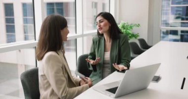 İki etnik çeşitlilikte genç iş kadını konferans odasında buluşup stratejik planlar, ticari teklifler, anlaşma yapmak, anlaşmalarını sonuçlandırmak ve ortaklıklarını sonuçlandırmak için el sıkışmak hakkında tartışıyorlar. İş, müzakere