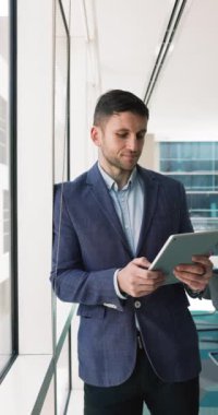 İş adamı ofiste tablet üzerinde çalışıyor, yapılacaklar listesi ve günlük görevleri yönetiyor, iş başvurularını araştırıyor, satış sonuçlarını veya hisse senetlerini analiz ediyor, müşterilere danışıyor, belgeleri gözden geçiriyor veya raporları inceliyor