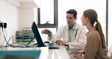 Milenyum erkek cerrahı tatmin olmuş kadın hastalara danışmanlık yapar, el sıkışır, saygı gösterir, anlaşma yapar, klinikteki tavsiyeler ve profesyonel tıbbi bakım için teşekkür eder. İlaç.