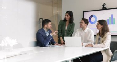 Laptop kullanan takım finansal verileri, ortak projeyi ya da yaklaşan çeyreği tartışır, bütçe tahsislerini gözden geçirir, performans ölçüsünü analiz eder ve gelecek sonuçları iyileştirmek için beyin fırtınası stratejisi geliştirir