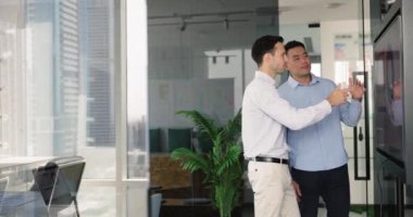 İki çok ırklı iş adamı, televizyon ekranında gösterilen verileri inceleyen meslektaşlar, modern ofiste bir araya gelerek bilgi, gider bilgileri ve arama çözümünü tartıştılar. İyimserleştirme, takım çalışması, analiz, finans