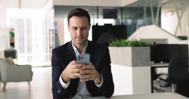 İspanyol işadamı iş akışından dikkati dağılmış durumda. Akıllı telefon rehberli kişisel sohbet, işle ilgili mesajlarda kontrol ve cevaplar, e-posta, uzaktan çözme, gündemi gözden geçirme, uygulamayı kullanarak organizatörü doldur.