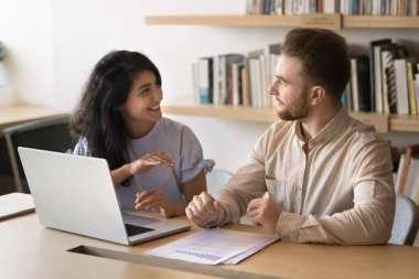 Başlangıç pazarlama stratejisini, iş yerindeki satış raporlarını bilgisayar başında konuşmayı, takım çalışmasının, ofis arkadaşlığının, iş ortaklığı ilişkilerinin tadını çıkarmayı tartışan çok ırklı meslektaşlarım.