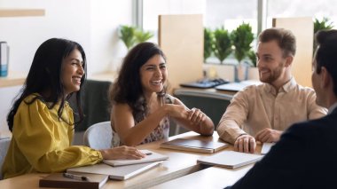 Çeşitli Hint ve Kafkas iş grupları birlikte eğleniyor, toplantı masasında konuşuyor ve gülüyor, başlangıç projesinde beyin fırtınası yapıyor, rahatlıyor, iş arkadaşlığından keyif alıyor. Sancak vuruşu