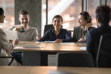 Mutlu, kendine güvenen Hintli genç iş adamı şirket toplantısında proje personeliyle konuşuyor, şakalaşıyor, gülüyor. Acemi takım işe alım için iş başvurusu yapıyor.