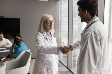 Dost canlısı kıdemli kadın başhekim, bin yıllık erkek sıhhiyenin elini sıkar ve yeni takım arkadaşıyla tanışır. Klinik bölümünün olgun kadın başhekimi genç bir uzmanla tanışın. Takıma hoş geldiniz.