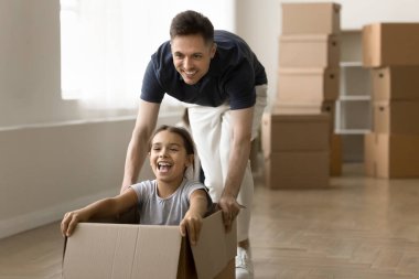 Komik yarış. Heyecanlı bekar baba, ilk defa emlakçı yeni ev sahibi, karton paketi kutularla dolu boş oturma odasının yanından geçerken kullanan ergen kızıyla aktif oyun oynamaktan zevk alıyor. Boşluğu kopyala