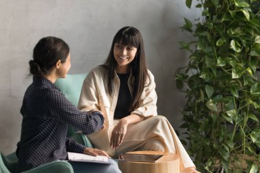Ofis salonunda pazarlık yapan, el sıkışan, saygılarını sunan, iyi bir iş için takdir edilen mutlu bayan iş arkadaşları. Stajyer hocaya, koça, öğretmenine eğitim, yardım, danışmanlık için teşekkür ediyor.