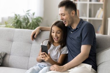 Kazandık. Heyecanlı, mutlu, bin yıllık baba, küçük ortaokul çocuğu rahat koltukta sarılıyor, ödül mesajını okuyor akıllı telefon ekranında. Online oyun piyangosunu kazandığım için şanslı hissediyorum.