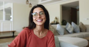 Genç, mutlu Latin bir kadın kameraya bakıp elleriyle kalbini şekillendiriyor. Minnettarlığın ve minnettarlığın sembolünü gösteriyor. Teşekkürlerini sunuyor. Aşk, sevgi