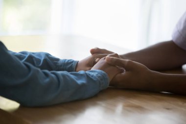 Afrika 'nın sevecen çifti el ele tutuşup destek ve güvenlerini dile getiriyor. Değer veren adam teselli, şefkat, sevgi dolu kıza empati gösterme, sevgi kavramını beyan ederken kollara dokunmak.
