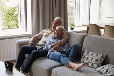 Yaşlı, neşeli, gri saçlı, aşık bir çift oturma odasında kanepede dinlenirken TV 'de komedi filmi izlerken gülüyorlar. Mutlu, kaygısız eşler konuşuyor. Keyifli hafta sonları evde vakit geçiriyorlar.